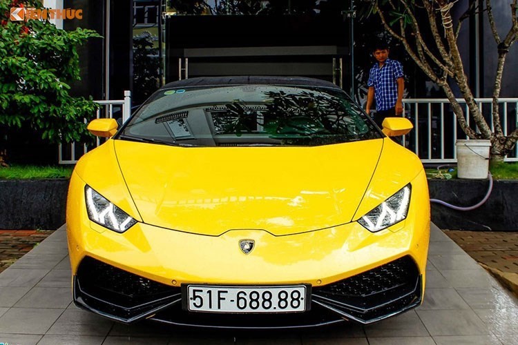 Vào chiều qua, ngày 29/4/2017, giới mê xe khá bất ngờ trước hình ảnh chiếc  siêu xe Lamborghini Huraca LP610-4 độ "khủng" của đại gia siêu xe Cường Đô la được che bạt kín đáo và được vận chuyển trên xe chuyên dụng chuẩn bị di chuyển ra khỏi TP HCM.